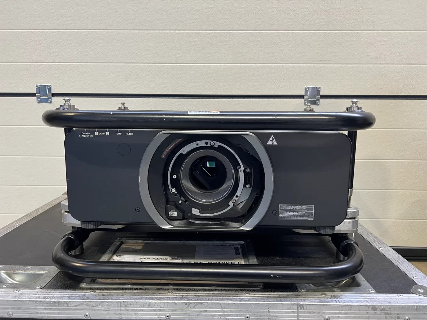 Panasonic PT-DZ13K im Case